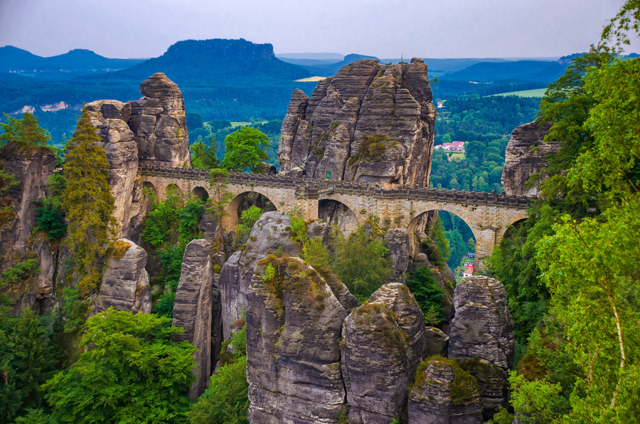 Bastei Fels mit Basteibrücke in der Sächsischen Schweiz, Sachsen 
von mojolo